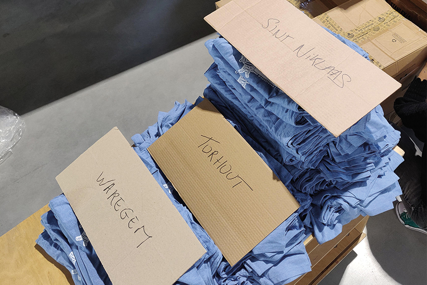 De verdeling van de gezeefdrukte T-Shirts van Codefever.